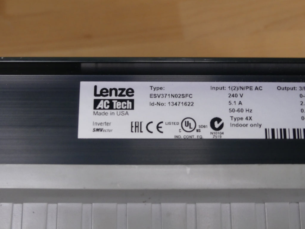 LENZE AC ANTRIEB 0,37KW 0,5 PS 240V ESV371N02SFC onhe deckel