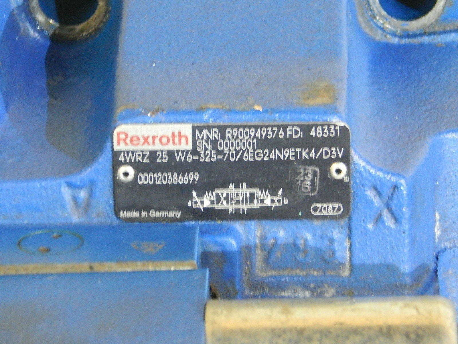 Rexroth R900949376FD  4WRZ 25 W6-325-70/6EG24N9ETK4/D3V  Regelventil used