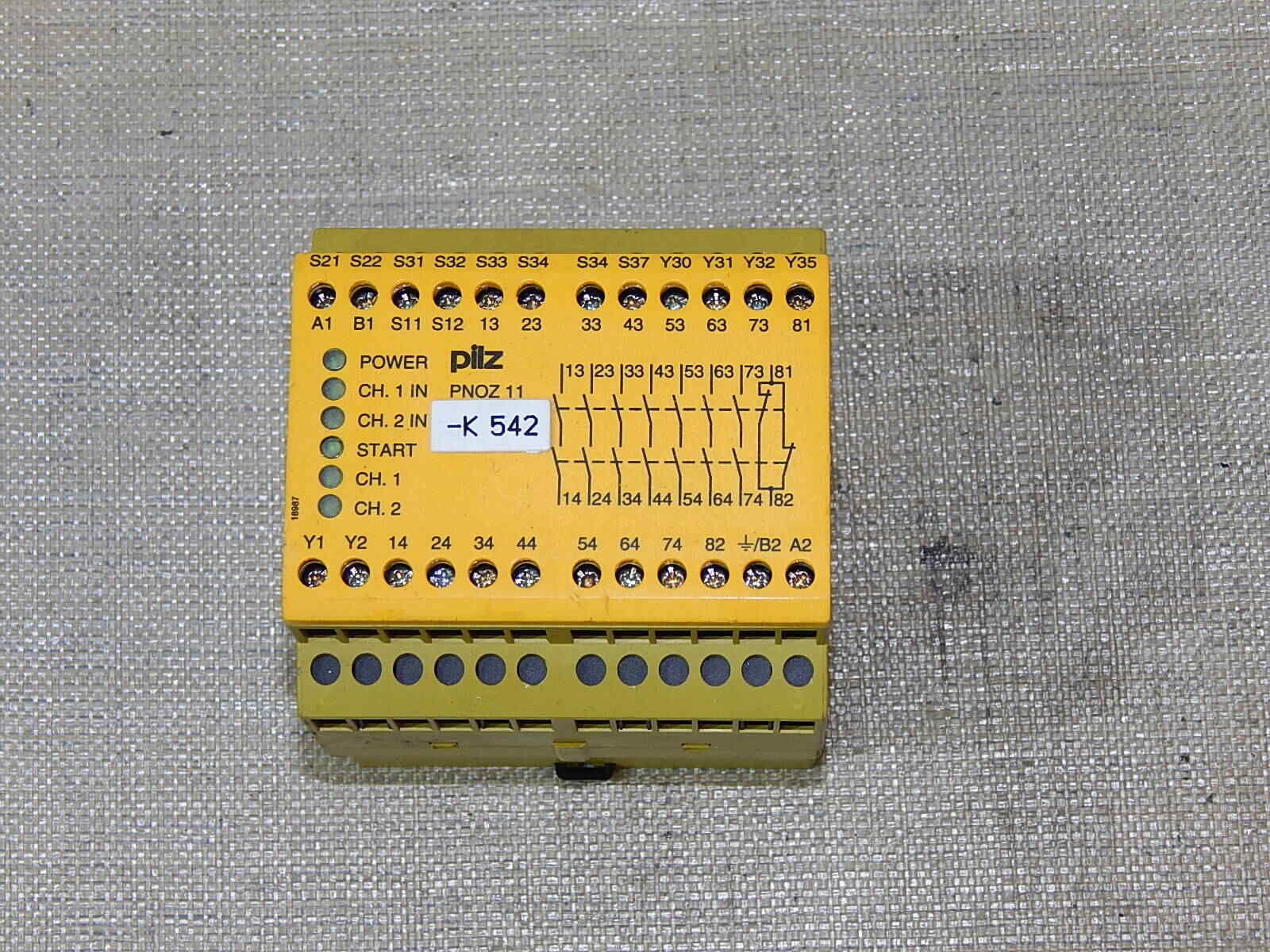 PILZ SAFETY RELAY PNOZ 11 230-240VAC 24VAC 7n/o 1n/c 774086 Used